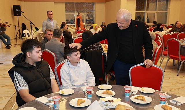 Yetim ve öksüz çocuklara iftar verildi