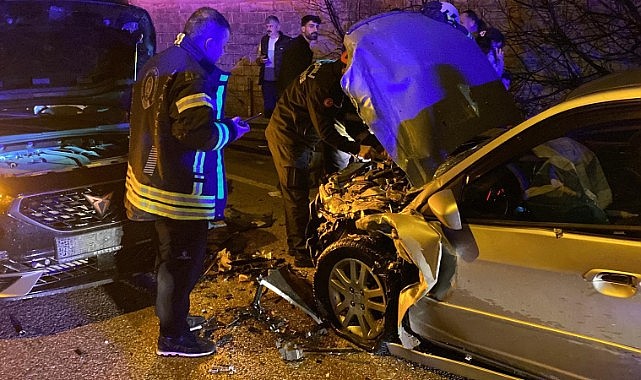 Yola dökülen sıvı kazaya sebep oldu! 3 kişi yarandı