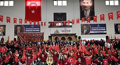 23 Nisan’da çocuklar kırmızı beyaz renklerle sahne aldı