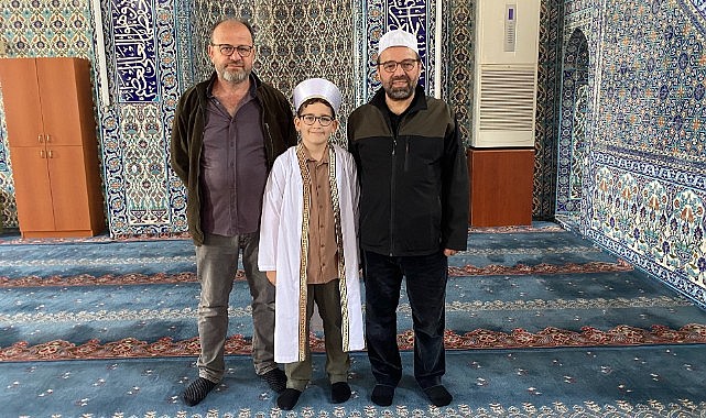 9 yaşındaki Demirkır 3 bin kişiye ilk hutbesini okudu