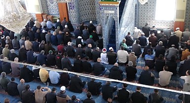 9 yaşındaki Demirkır 3 bin kişiye ilk hutbesini okudu