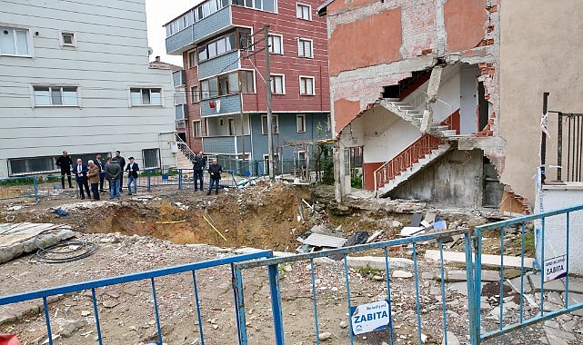 Arslan Aparmanı'nda bilirkişi heyeti inceleme yapıyor