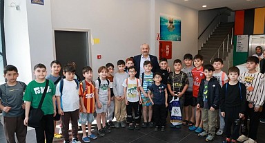 Büyükgöz minik yüzücülerle bir araya geldi