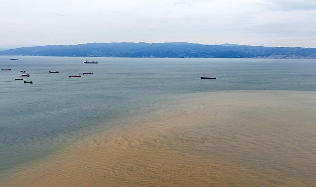Çamurlu su Körfez'i iki renk yaptı!