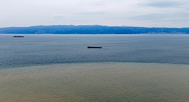 Çamurlu su Körfez'i iki renk yaptı!