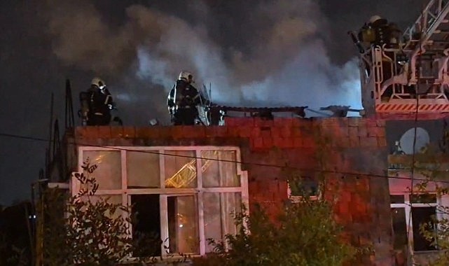 Çatıda çıkan yangın panik yarattı!