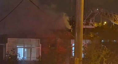 Çatıda çıkan yangın panik yarattı!