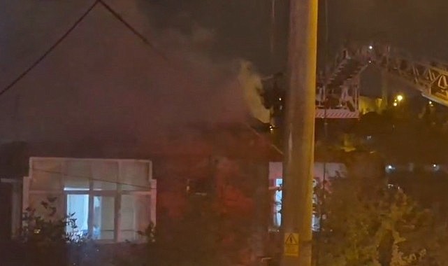 Çatıda çıkan yangın panik yarattı!