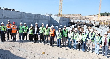 Çiftçi, GTÜ’lü öğrencilerle hastane inşaatını inceledi