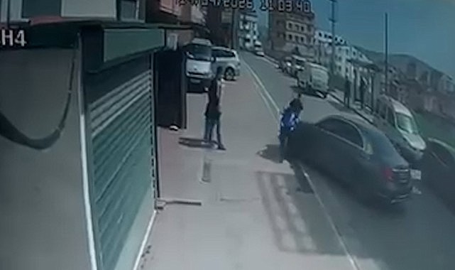 ‘Çocuğumu tehdit etti’ dediği motosikletliye çarptı!