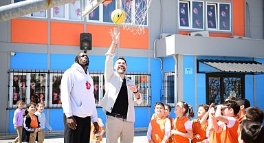 Dev adamlar, öğrencilerle buluştu