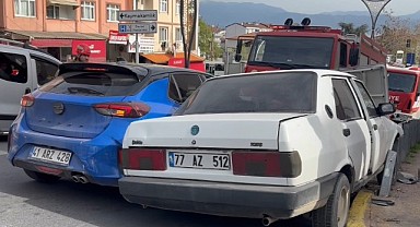 Freni patlayan otomobil bariyere çarptı!