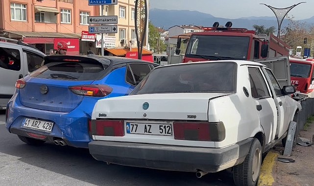 Freni patlayan otomobil bariyere çarptı!