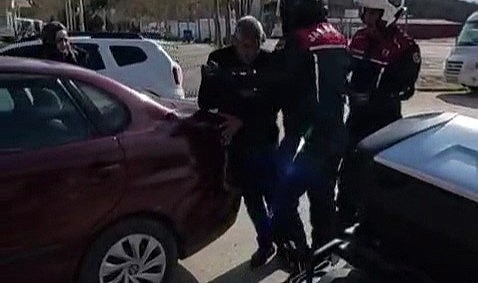 Jandarmanın refleksi hayat kurtardı