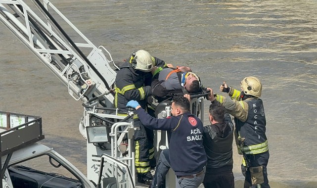 Kamyonet dereye düştü, sürücüsü öldü!