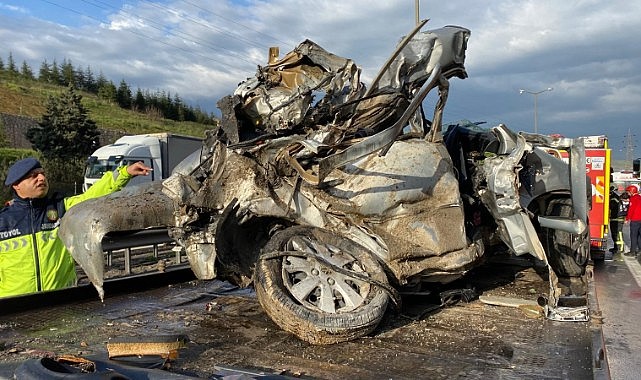 Otomobil tırın dorsesinin altında kaldı! 2 kişi hayatını kaybetti