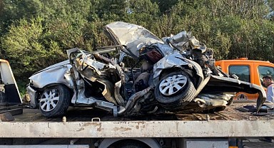 Otomobil tırın dorsesinin altında kaldı! 2 kişi hayatını kaybetti