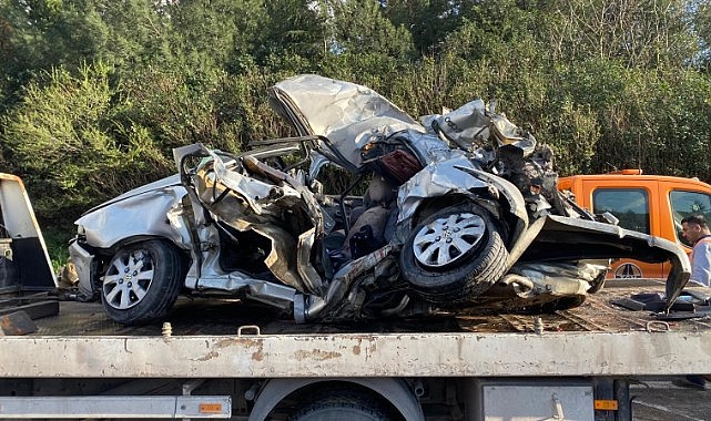 Otomobil tırın dorsesinin altında kaldı! 2 kişi hayatını kaybetti