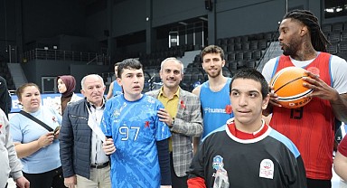 Özel çocuklar, dev adamlarla potada buluştu