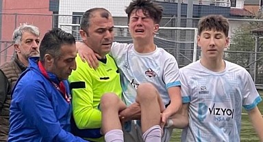 Sakatlanan futbolcuyu maçın hakemi kucağında taşıdı