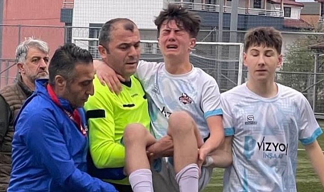 Sakatlanan futbolcuyu maçın hakemi kucağında taşıdı