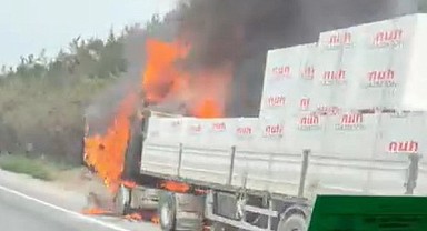 Seyir halindeki tır alevlere teslim oldu!