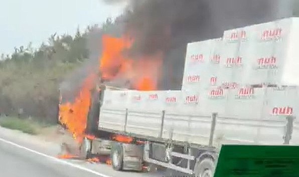 Seyir halindeki tır alevlere teslim oldu!