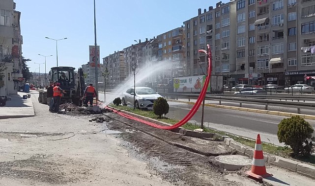 Su borusu patladı, tazyikli su caddeyi esir aldı