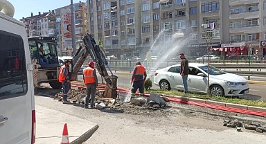 Su borusu patladı, tazyikli su caddeyi esir aldı