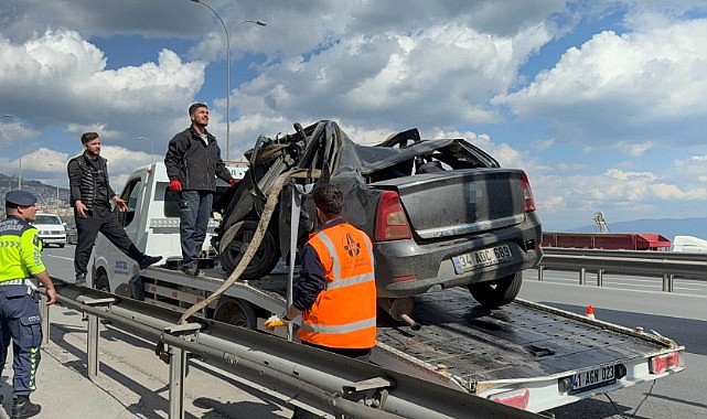 TEM’de feci kaza! Otomobil levhaya saplandı
