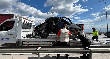 TEM’de feci kaza! Otomobil levhaya saplandı