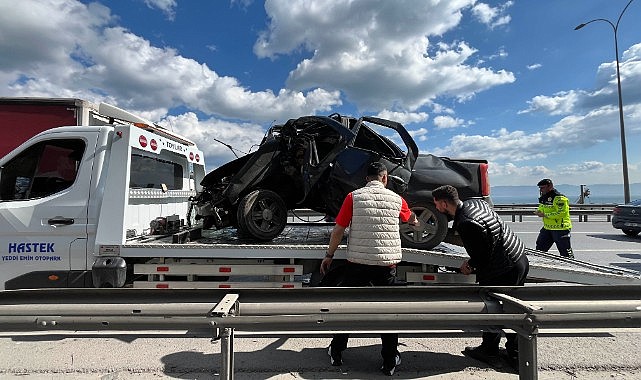 TEM’de feci kaza! Otomobil levhaya saplandı