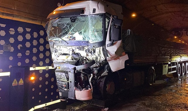 TEM’de feci kaza! Tır sürücüsü yaralandı