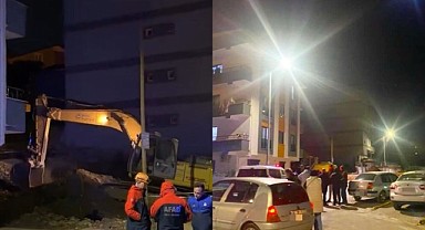 Temel kazısı sonrası toprak kaydı, apartman mühürlendi