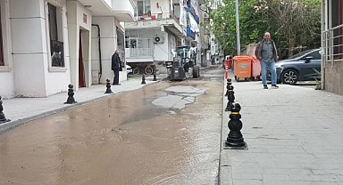 Ana su borusu zarar gördü! Sokak suyla kaplandı