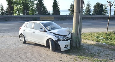 Beton direğe çarpan otomobildeki 3 kişi yaralandı