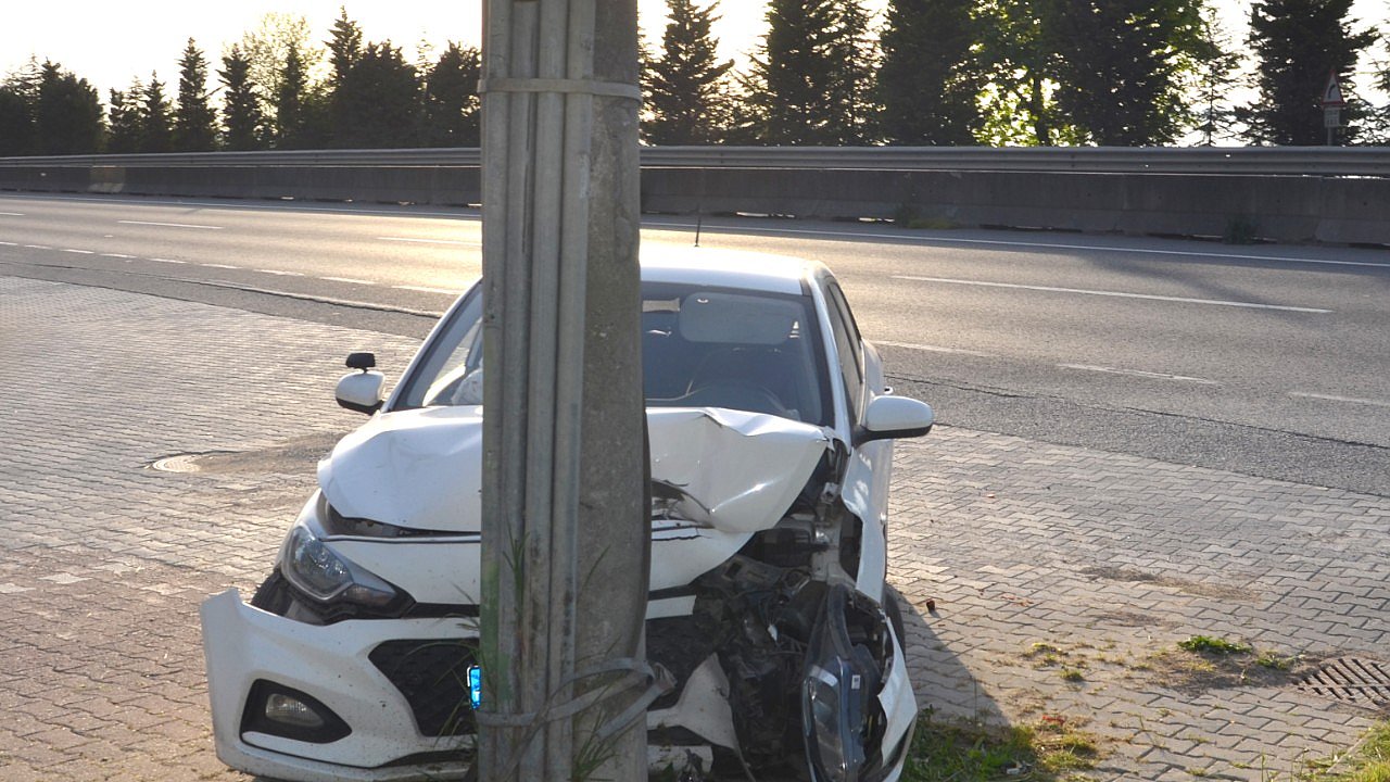 Beton direğe çarpan otomobildeki 3 kişi yaralandı