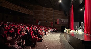 Çayırova’da tiyatro gösterileri tam not aldı