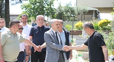 Çiftçi, mezarlık ziyaretlerinde vatandaşın acısını paylaştı