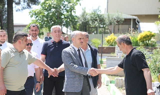 Çiftçi, mezarlık ziyaretlerinde vatandaşın acısını paylaştı