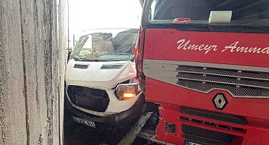 Gebze’de panelvan ile tırın çarpıştı! 2 kişi yaralandı