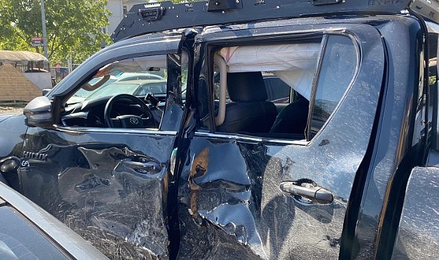 Motosiklet pikaba çarptı! 2 kişi ağır yaralandı
