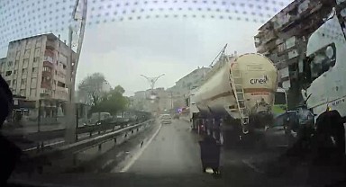 Otomobil iki tırın arasına sıkıştı! Sürücü ölümden döndü