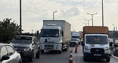 Otomobil tıra çarptı, 2 kişi yaralandı