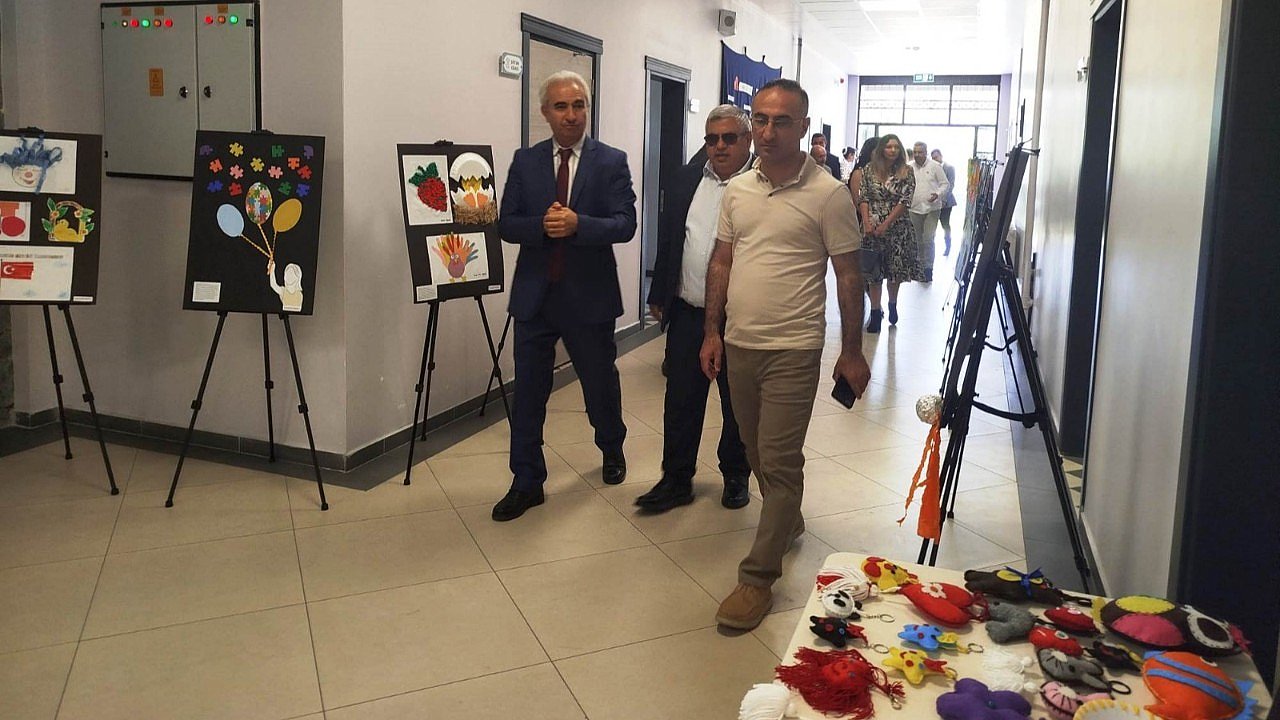 Özel öğrenciler eserlerini sergiledi