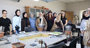 Üniversiteliler, Beyaz Kalpler’de ders işledi