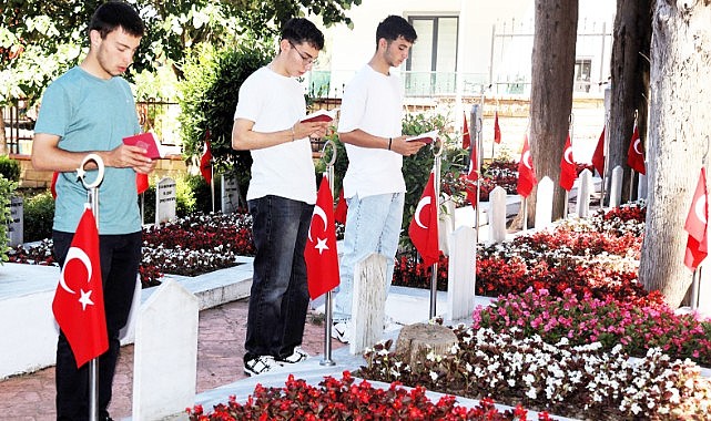 15 Temmuz öncesi şehitlikte anlamlı buluşma