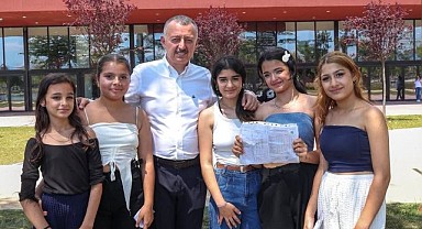 Büyükakın karne sevincine ortak oldu!