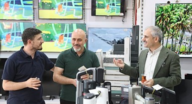 Çiftçi, güne esnaf ziyaretiyle başladı