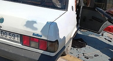 Kaldırıma çarpan otomobilin sürücüsü yaralandı
